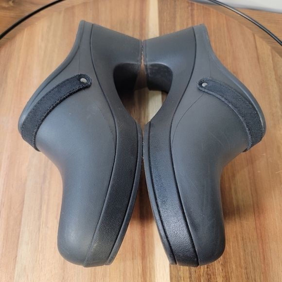 CROCS Sarah Clogs Heels Strap and Buckle Size 9 - Picture 10 of 17